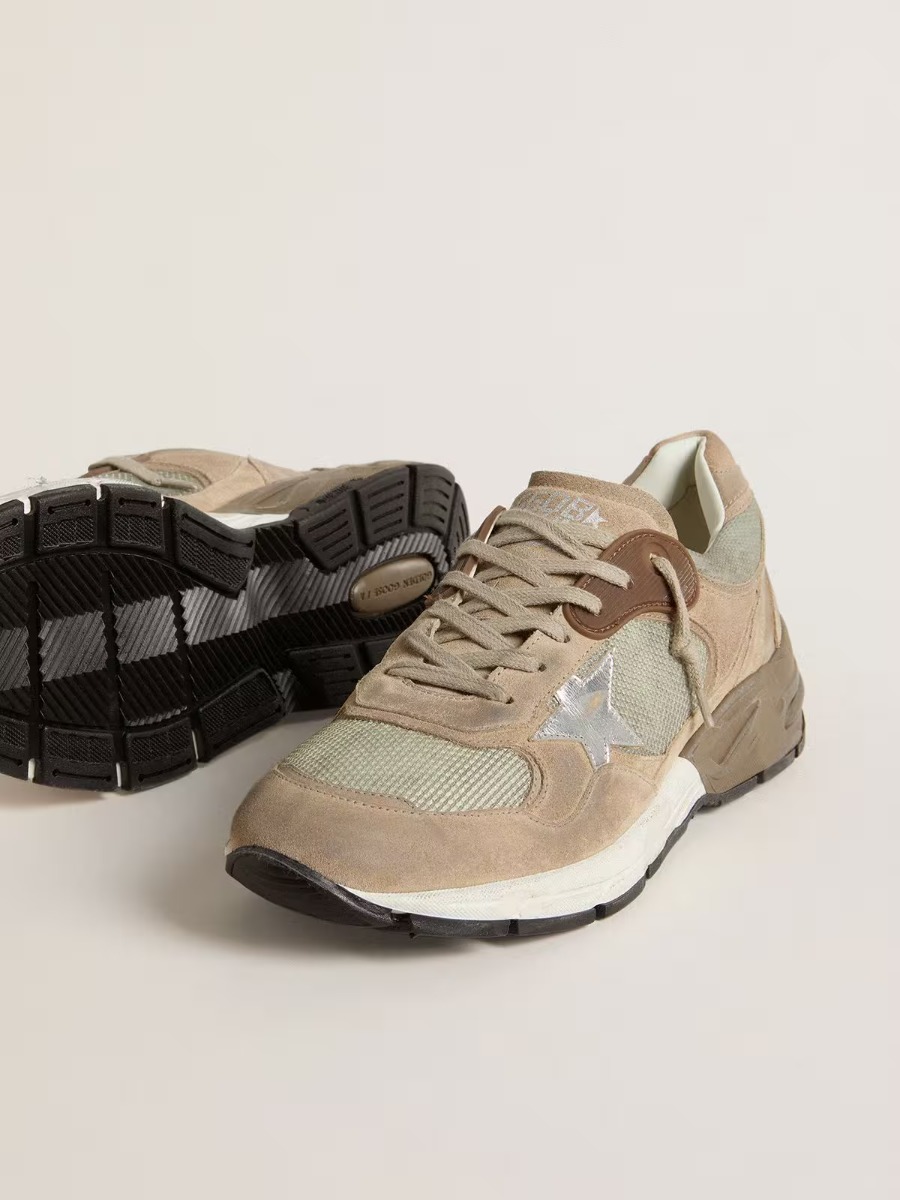 Sneakers Running Dad homme 15260 Golden Goose en cuir su&eacute;d&eacute; beige, taupe et &eacute;toile argent. D&eacute;tail des semelles.