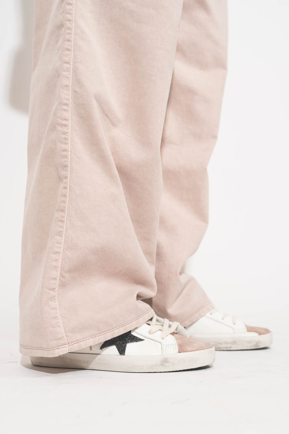 Sneakers en cuir blanc étoile à paillettes bleu foncé languette en cuir suédé Milk rose Superstar 12170 Golden Goose. Porté avec un jean large à pinces en toile rose poudré Candy Twill 45 Skin Haikure. 
