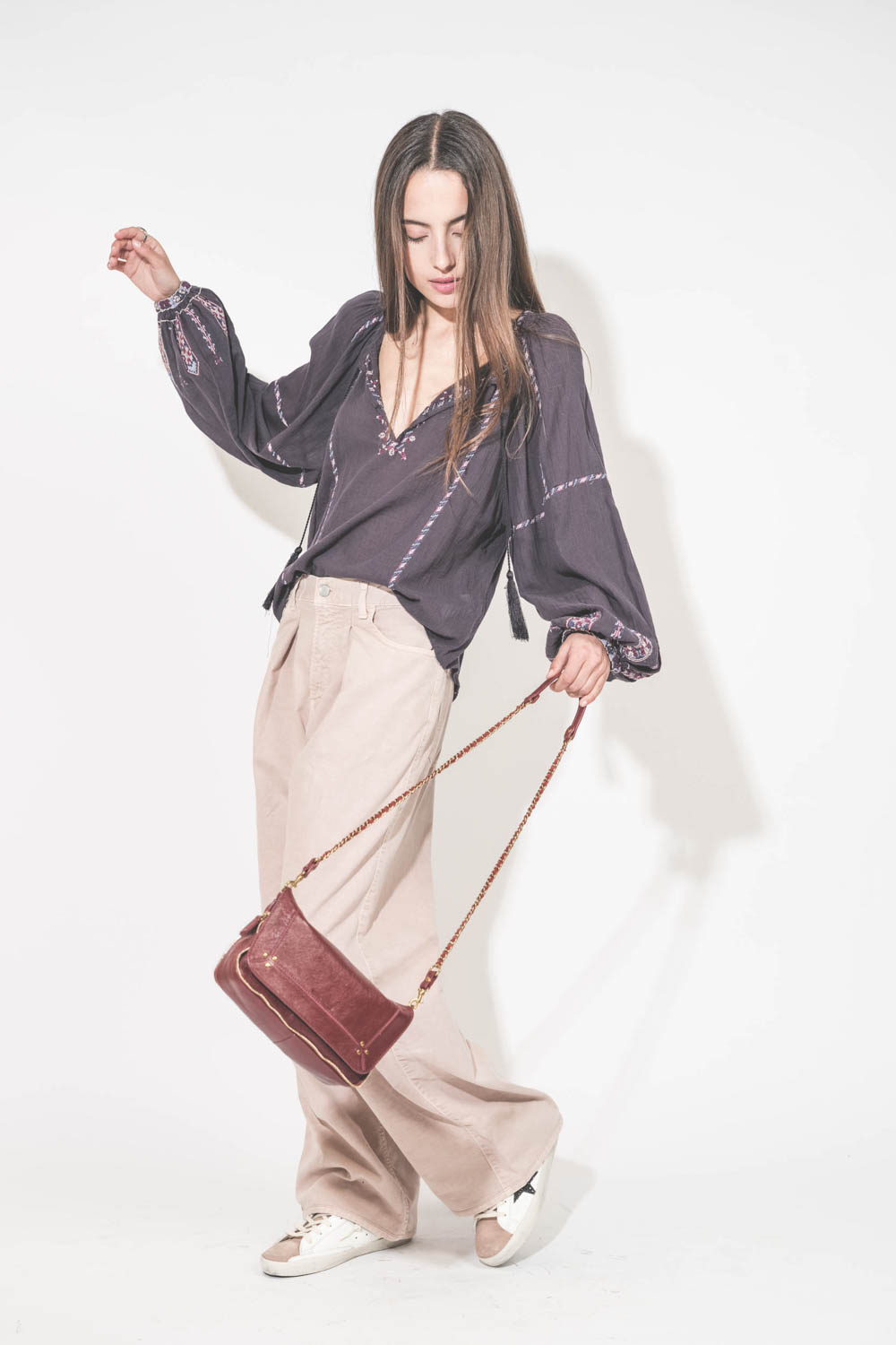 Sneakers en cuir blanc étoile à paillettes bleu foncé languette en cuir suédé Milk rose Superstar 12170 Golden Goose. Porté avec un top en voile de coton brodé Fernanda Isabel Marant Etoile et un jean large à pinces en toile rose poudré Candy Twill 45 Ski