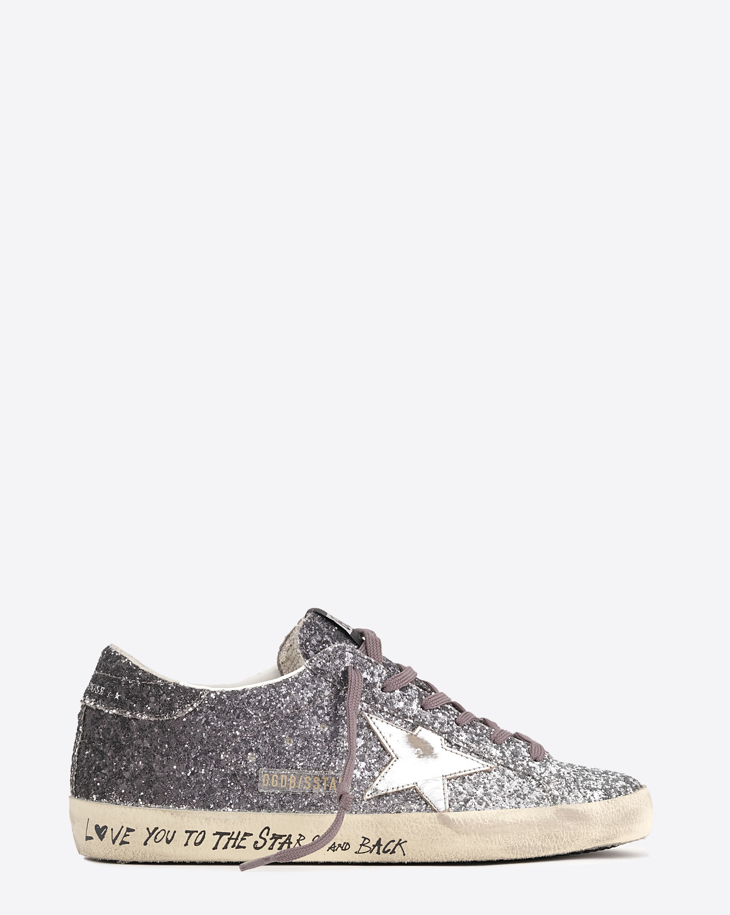 Sneakers entièrement recouvertes de paillettes argentées et noires, étoile en cuir lisse tague écritures noires su la semelle beige "L????VE You To The Star And Back"  Super-star Golden Goose femme. Profil.