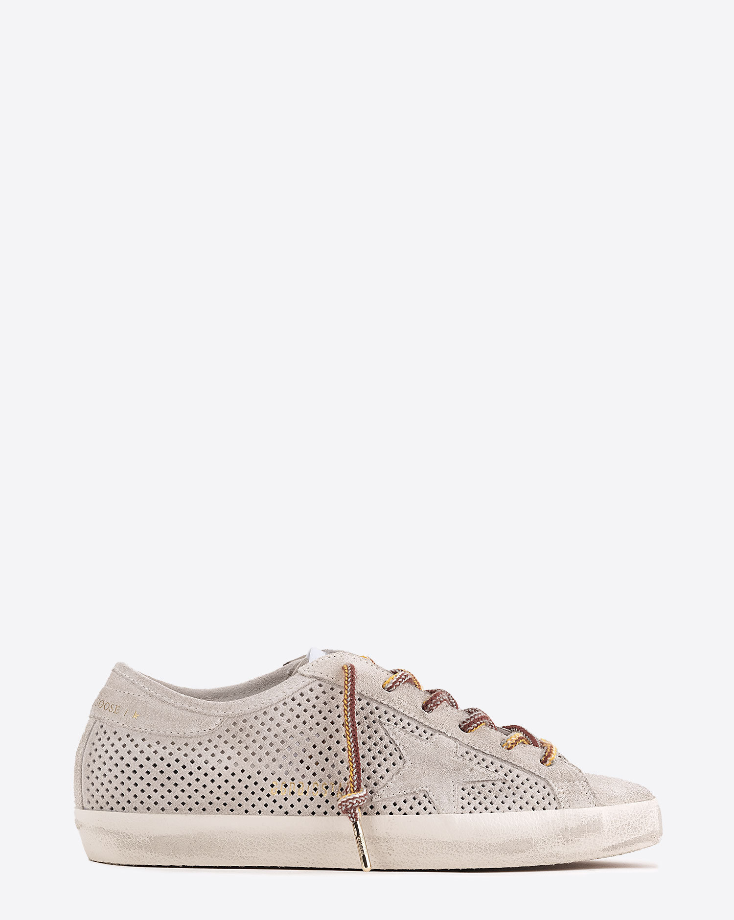 Produit Sneakers Super-Star Golden Goose en daim crème ajouré étoile ton sur ton. Profil.