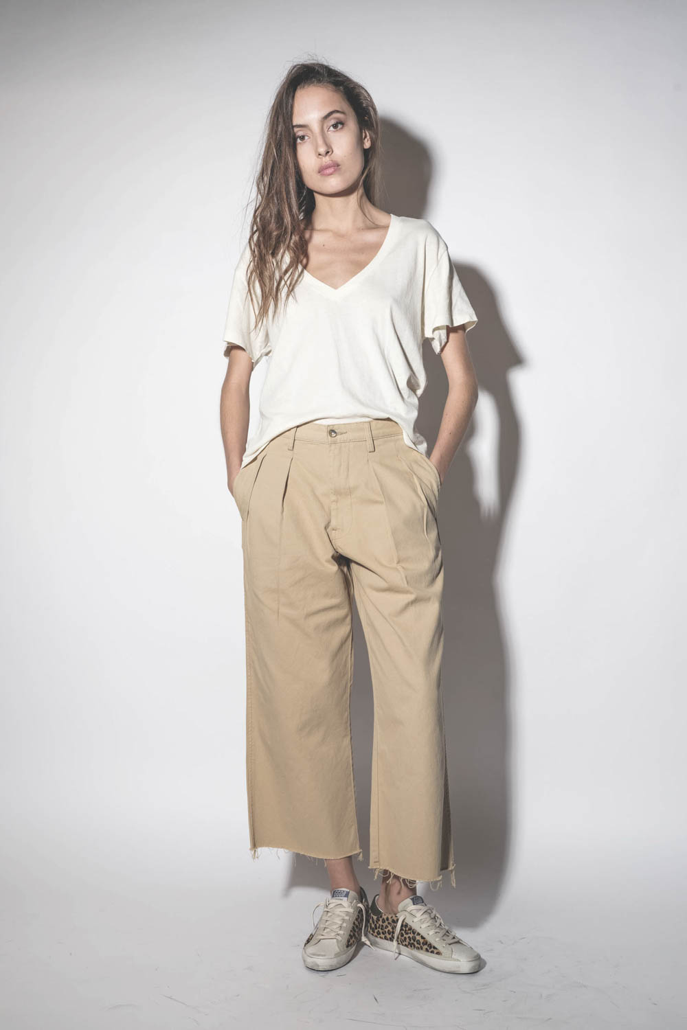 Sneakers Superstar en cuir Pony léopard Golden Goose. Porté avec un tee-shirt blanc et un pantalon en toile beige.