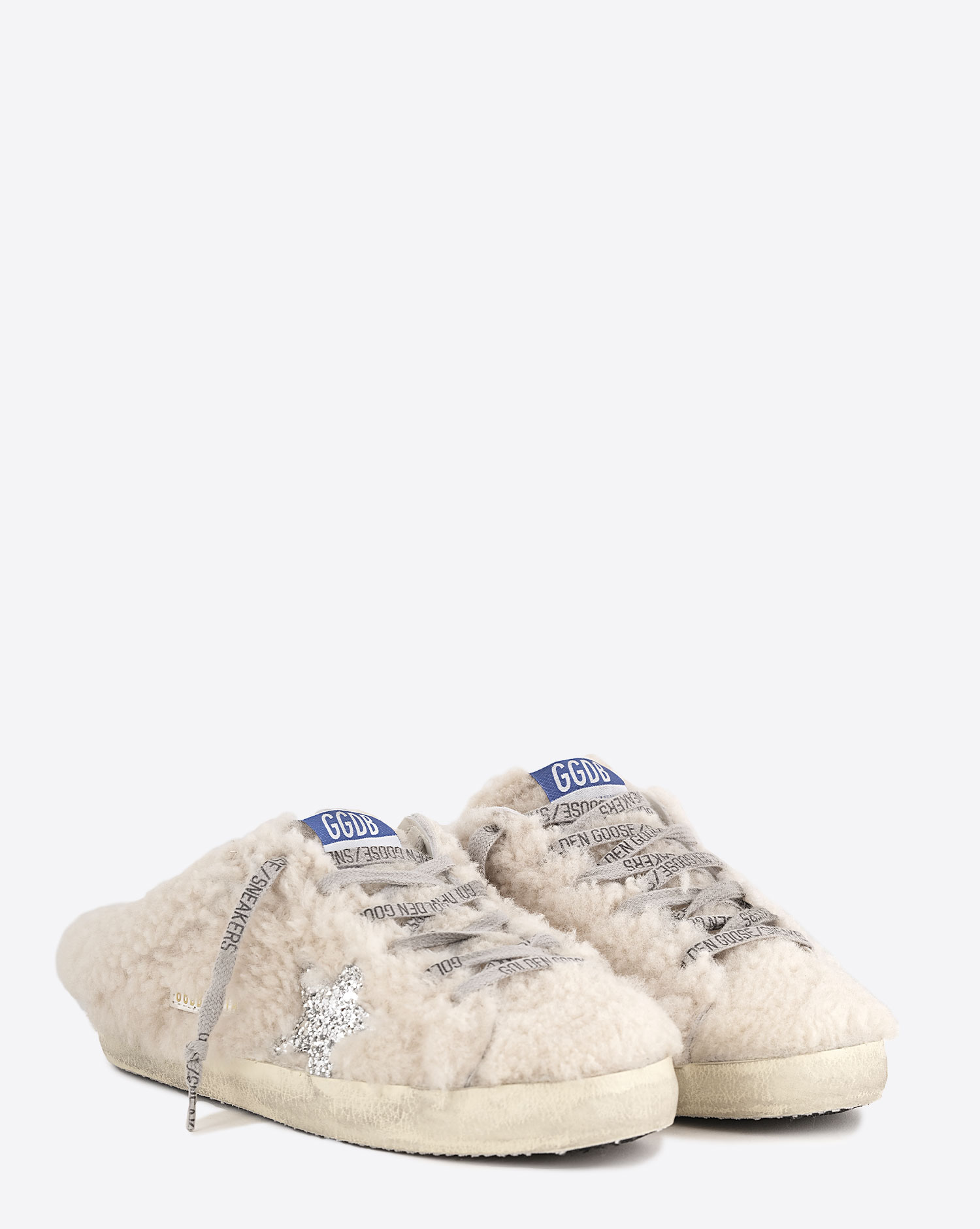 Produit Sneakers sabot en fourrure de mouton retournée écru étoile à paillettes argentées 10757 Super-Star Sabot Golden Goose femme. Face. Détail des lacets gris logo Golden Goose Sneakers.