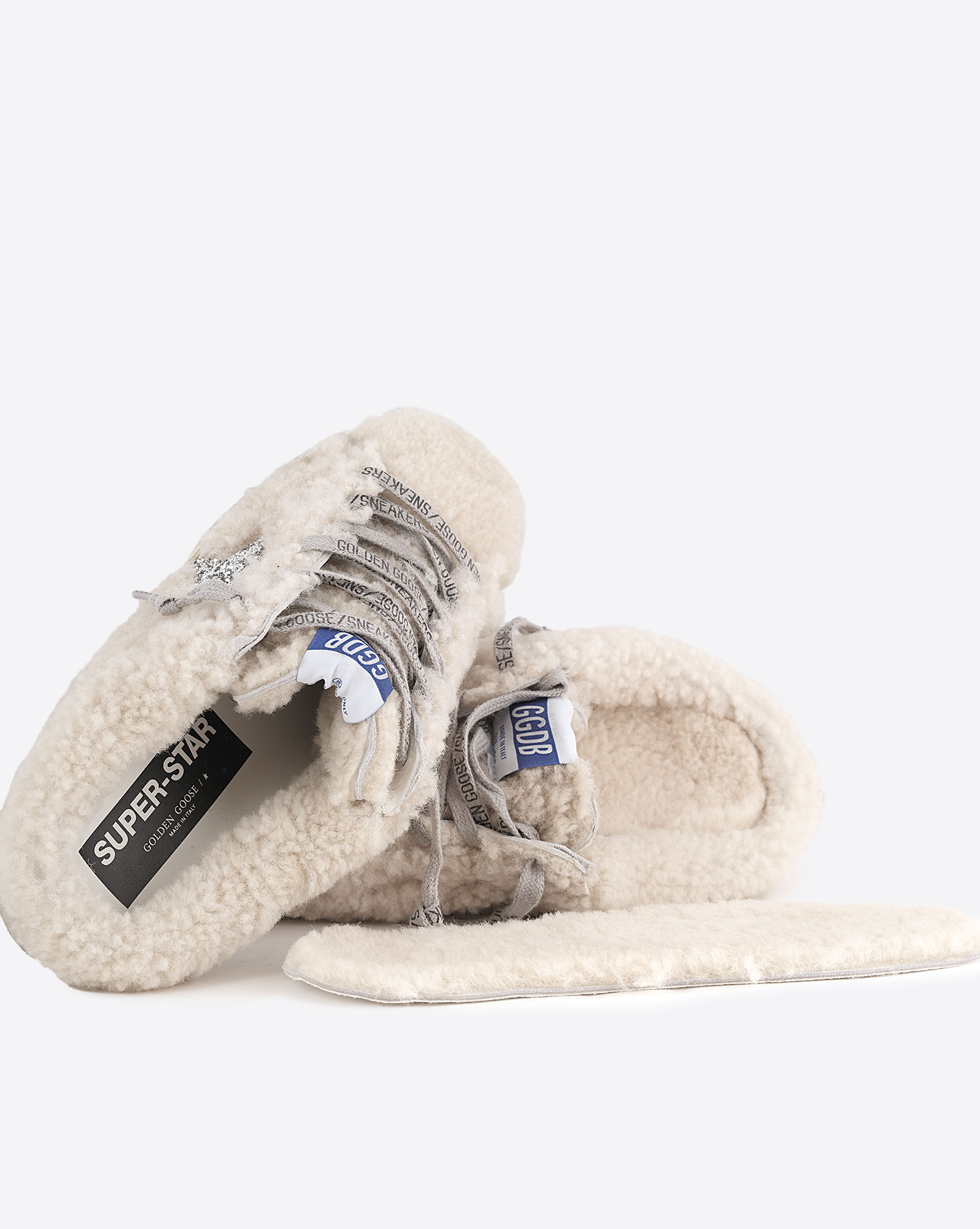 Sneakers sabot en fourrure de mouton retournée écru étoile à paillettes argentées 10757 Super-Star Sabot Golden Goose femme. Détail de la semelle en fourrure amovible. 