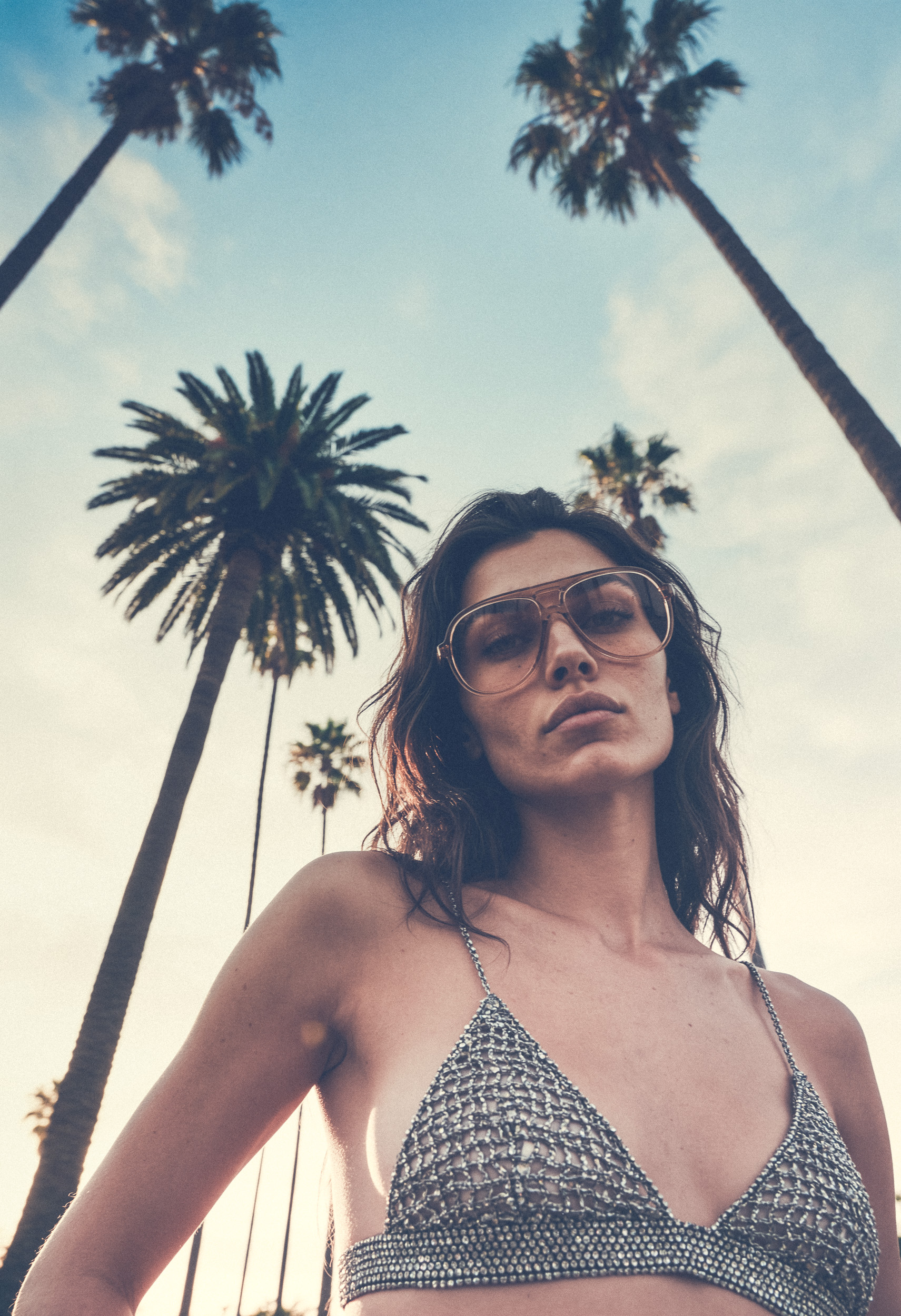 Soutien gorge perles argentées Golden Goose porté avec des lunettes de soleil Charlie Golden Goose.