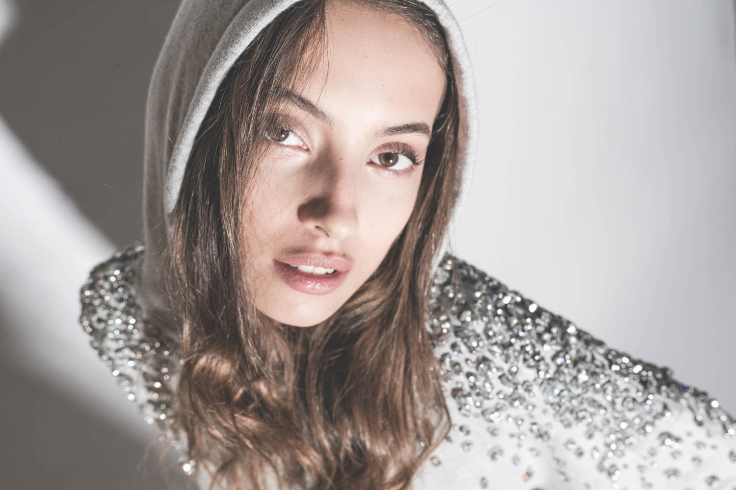 Sweatshirt à capuche gris chiné brodé de pierres en cristal sur les épaules et les bras Golden Goose. Détail des pierres de différentes grosseurs. 
