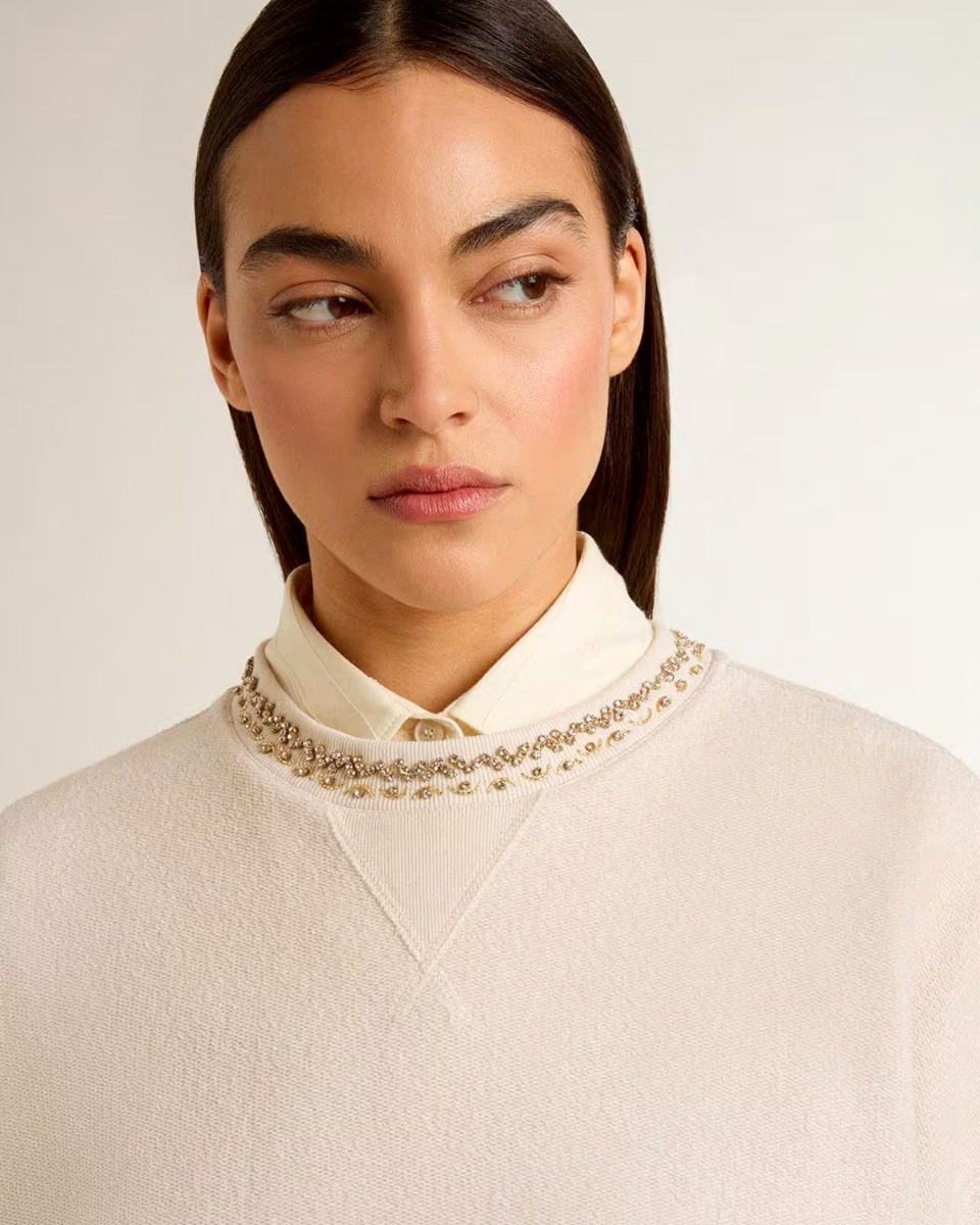 Sweatshirt court en coton couleur crème avec cristaux brodés sur le col  Nives Golden Goose. Porté de face. Détail des cristaux brodés au col.