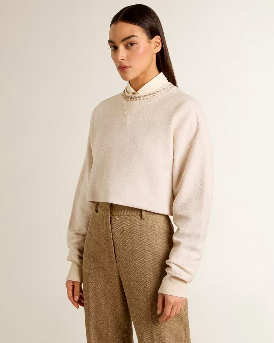 Sweat-shirt court en coton couleur crème avec cristaux brodés sur le col  Nives Golden Goose. Porté de profil.