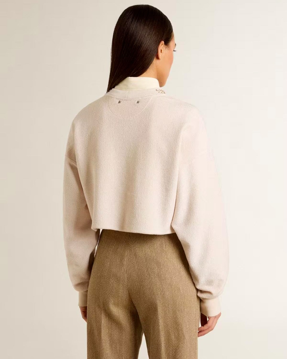 Sweat-shirt court en coton couleur crème avec cristaux brodés sur le col  Nives Golden Goose. Porté de dos.