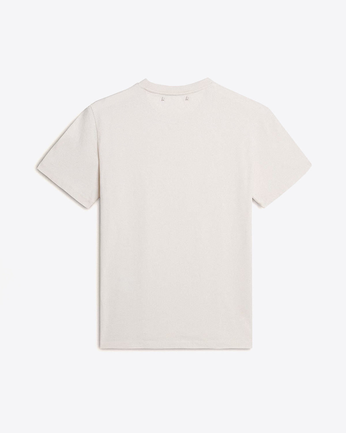 Produit Tee-shirt manches courte en coton écru Golden Goose. Vue de dos. Détail des étoiles en métal argenté sur le col. 