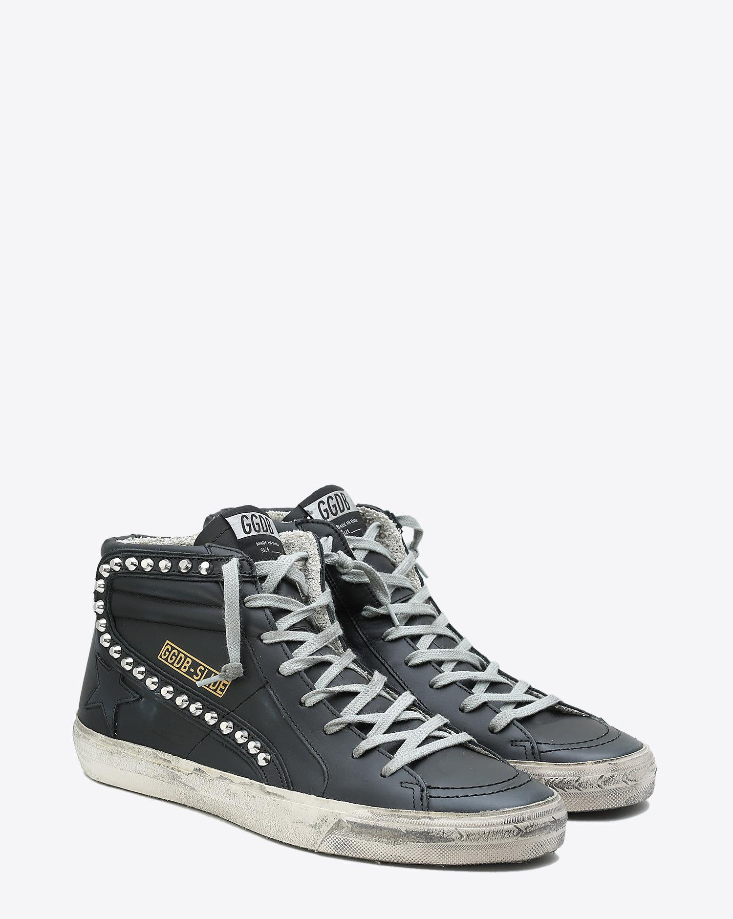 Sneakers Golden Goose homme en cuir noir Slide Black Leather Studs. Face.