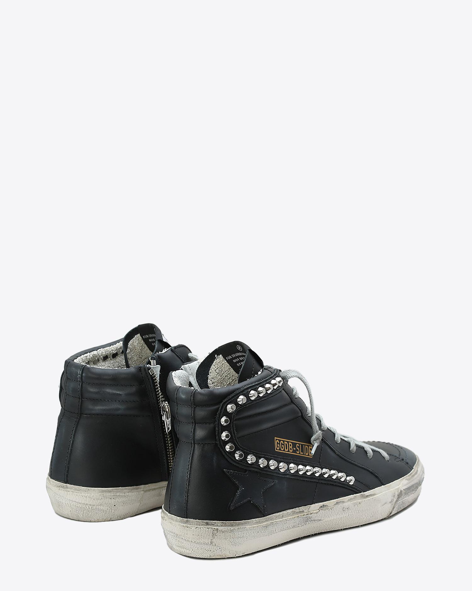 Sneakers Golden Goose homme en cuir noir Slide Black Leather Studs. Arrière. 