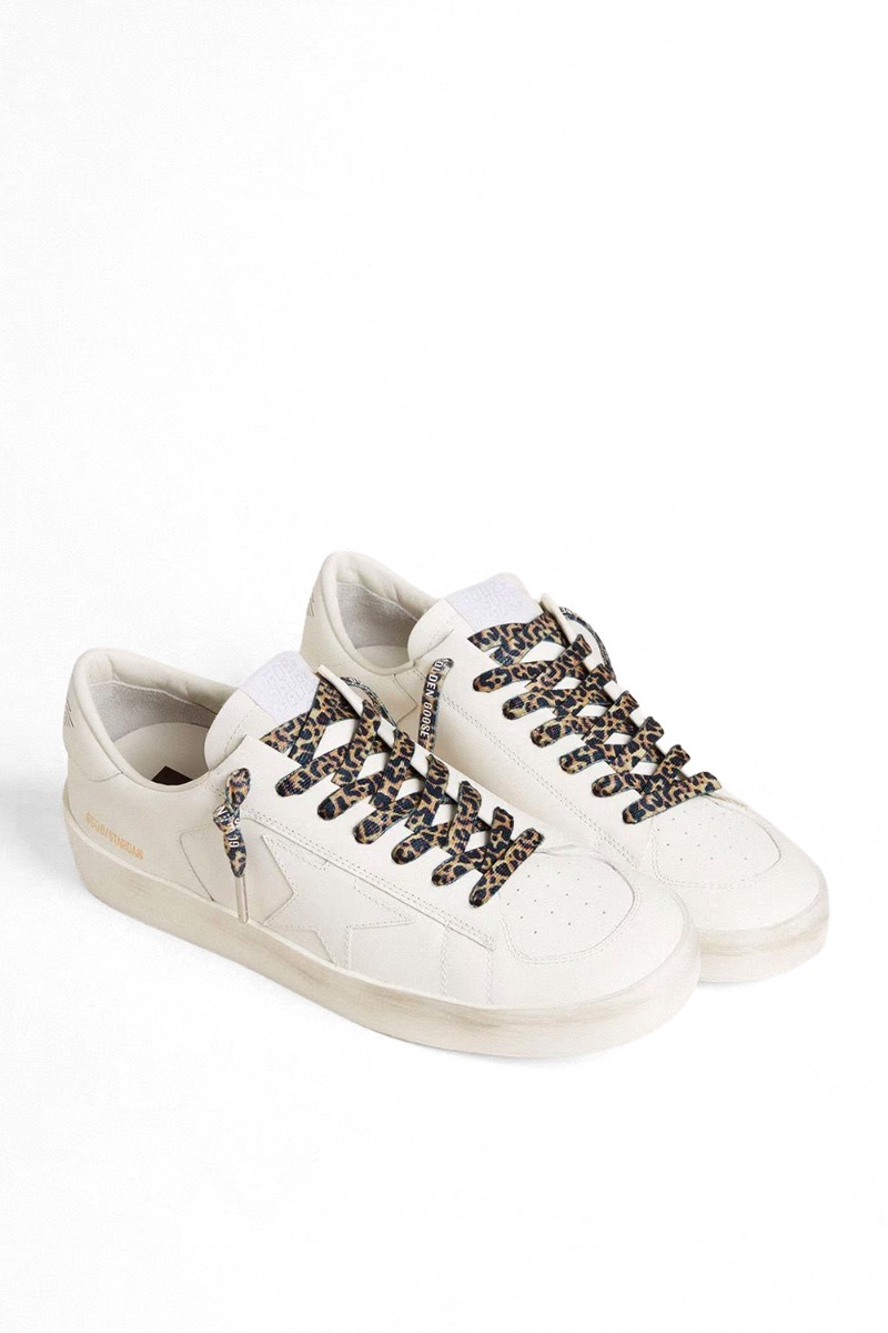 Produit Lacets Golden Goose imprimés en léopard avec logo. Vue portée sur des sneakers. 