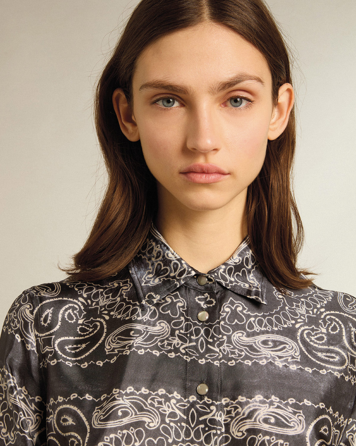 Chemise manches longues en viscose imprimé cachemire anthracite Paisley Golden Goose. Détail du col. 