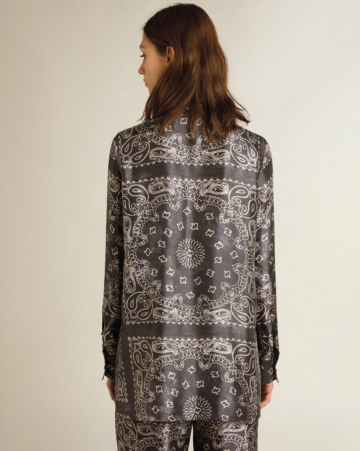 Chemise manches longues en viscose imprimé cachemire anthracite Paisley Golden Goose. Porté de dos.