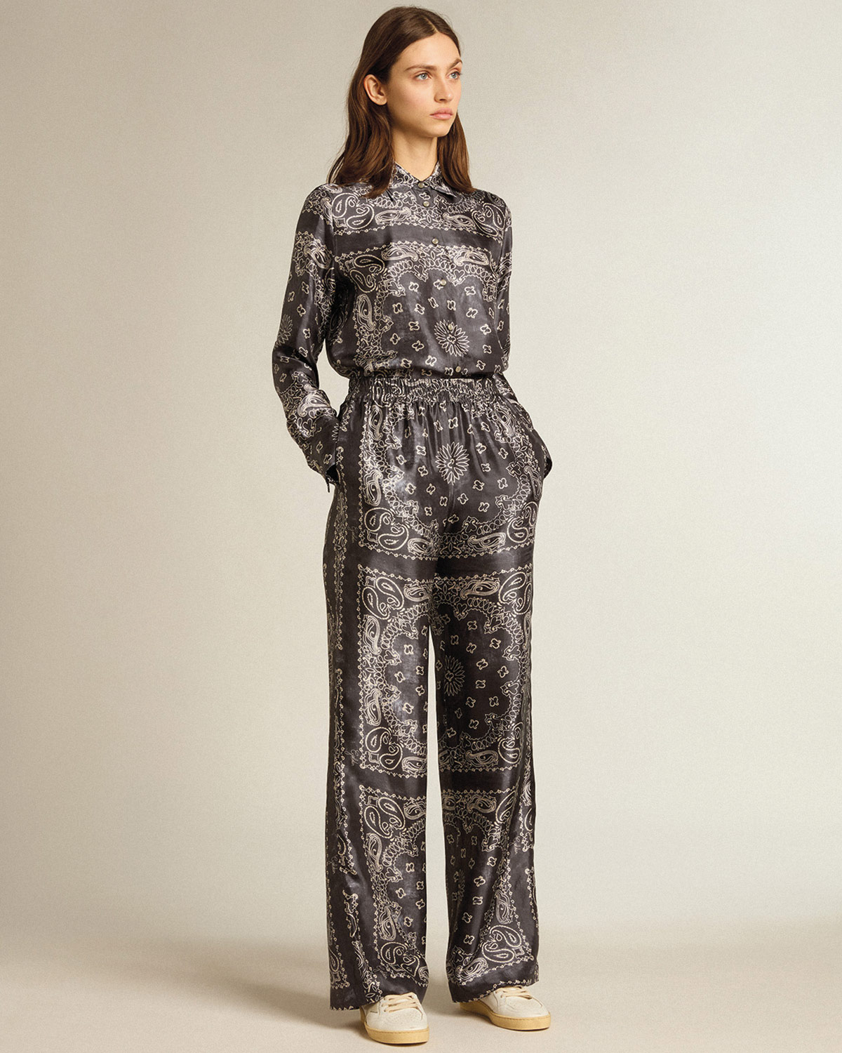 Chemise manches longues en viscose imprimé cachemire anthracite Paisley Golden Goose. Porté avec un pantalon assorti. 