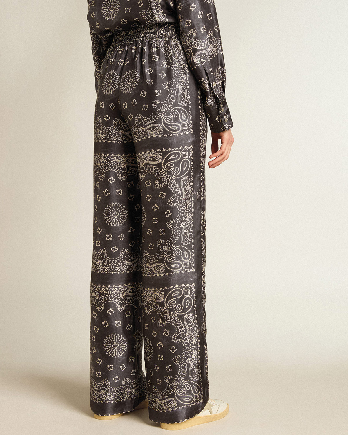 Pantalon large en viscose imprim&eacute; Bandana anthracite Paisley Golden Goose. Port&eacute; de dos.