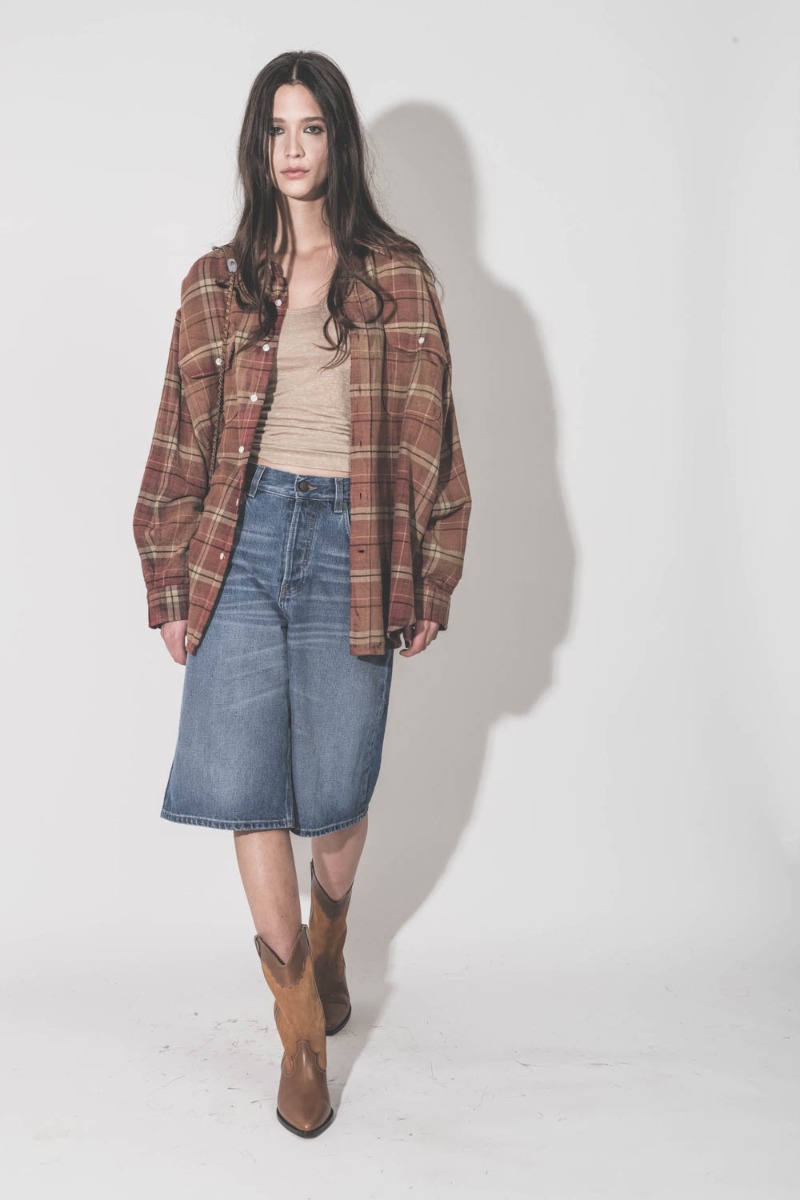 Bermuda Becky Haikure en jean bleu d&eacute;lav&eacute; Real Blue, port&eacute; de face avec des santiags.