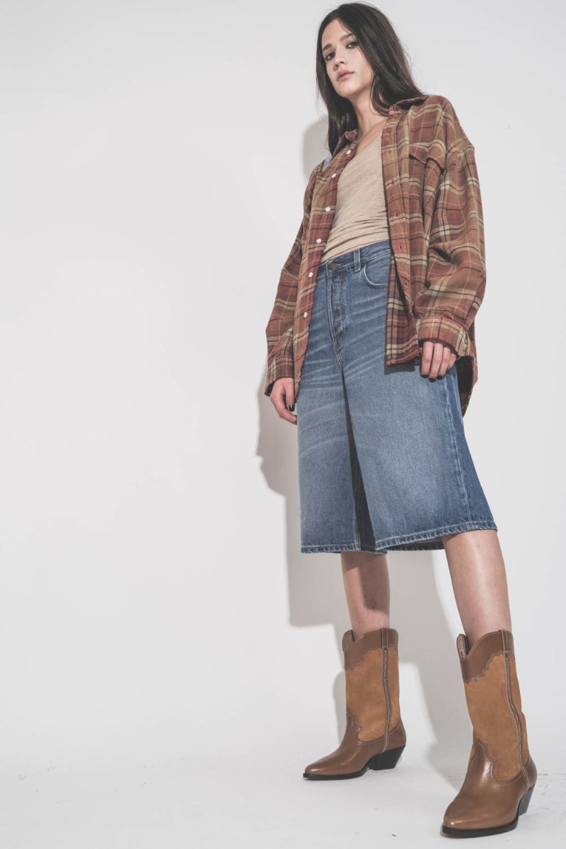 Bermuda Becky Haikure en jean bleu d&eacute;lav&eacute; Real Blue, port&eacute; de profil.