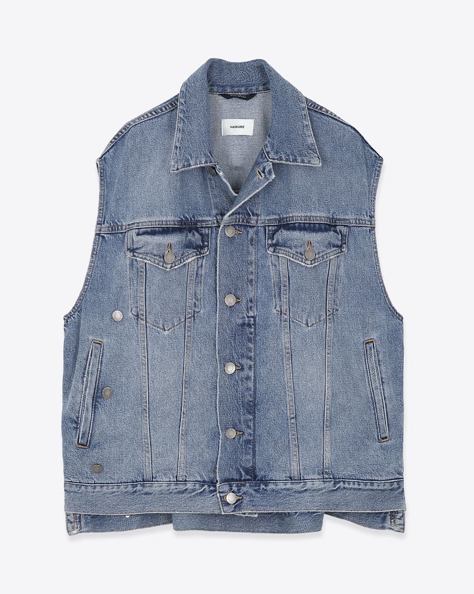 Veste sans manches oversize Janette Haikure en jean bleu d&eacute;lav&eacute; Nordic Blue. Vue de face, ferm&eacute;e.