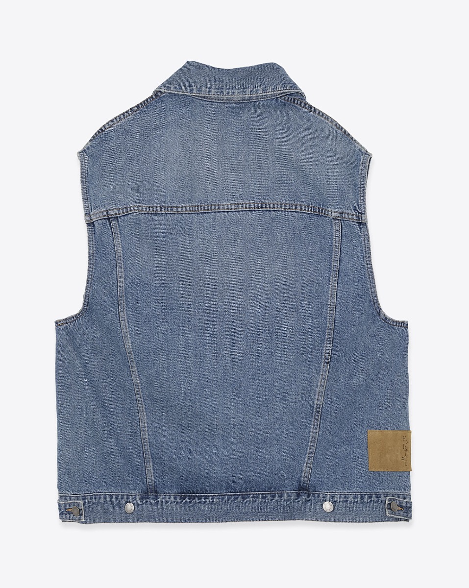 Veste sans manches oversize Janette Haikure en jean bleu d&eacute;lav&eacute; Nordic Blue. Vue de dos.