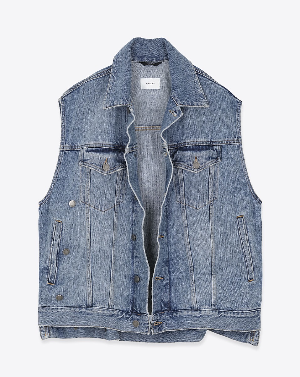 Veste sans manches oversize Janette Haikure en jean bleu d&eacute;lav&eacute; Nordic Blue. Vue de face, ouverte.