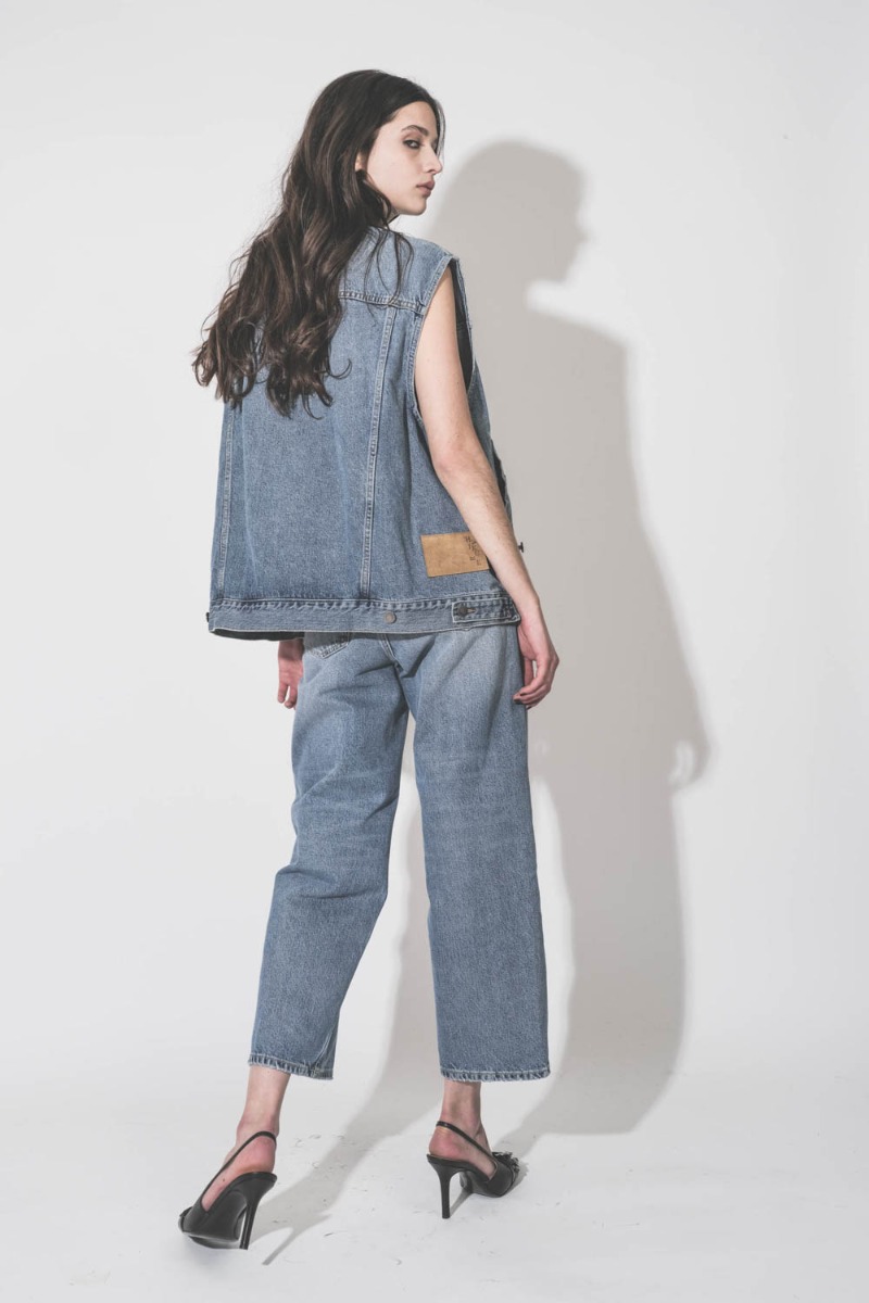 Veste sans manches oversize Janette Haikure en jean bleu d&eacute;lav&eacute; Nordic Blue, port&eacute;e de dos.