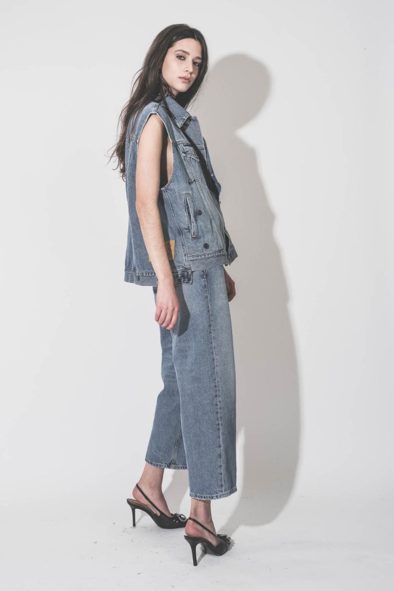 Veste sans manches oversize Janette Haikure en jean bleu d&eacute;lav&eacute; Nordic Blue, port&eacute;e de profil.