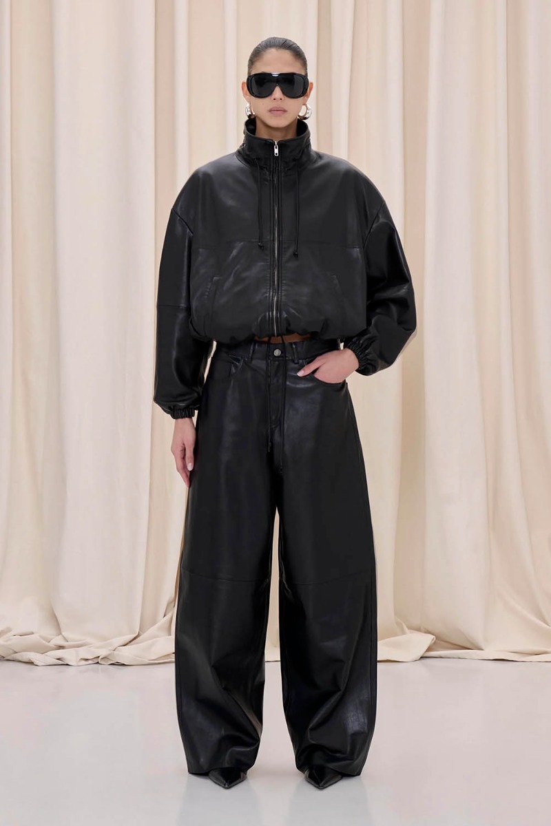 Blouson Jordan Haikure en cuir nappa noir, port&eacute; de face ferm&eacute; avec un zip en m&eacute;tal argent&eacute;.