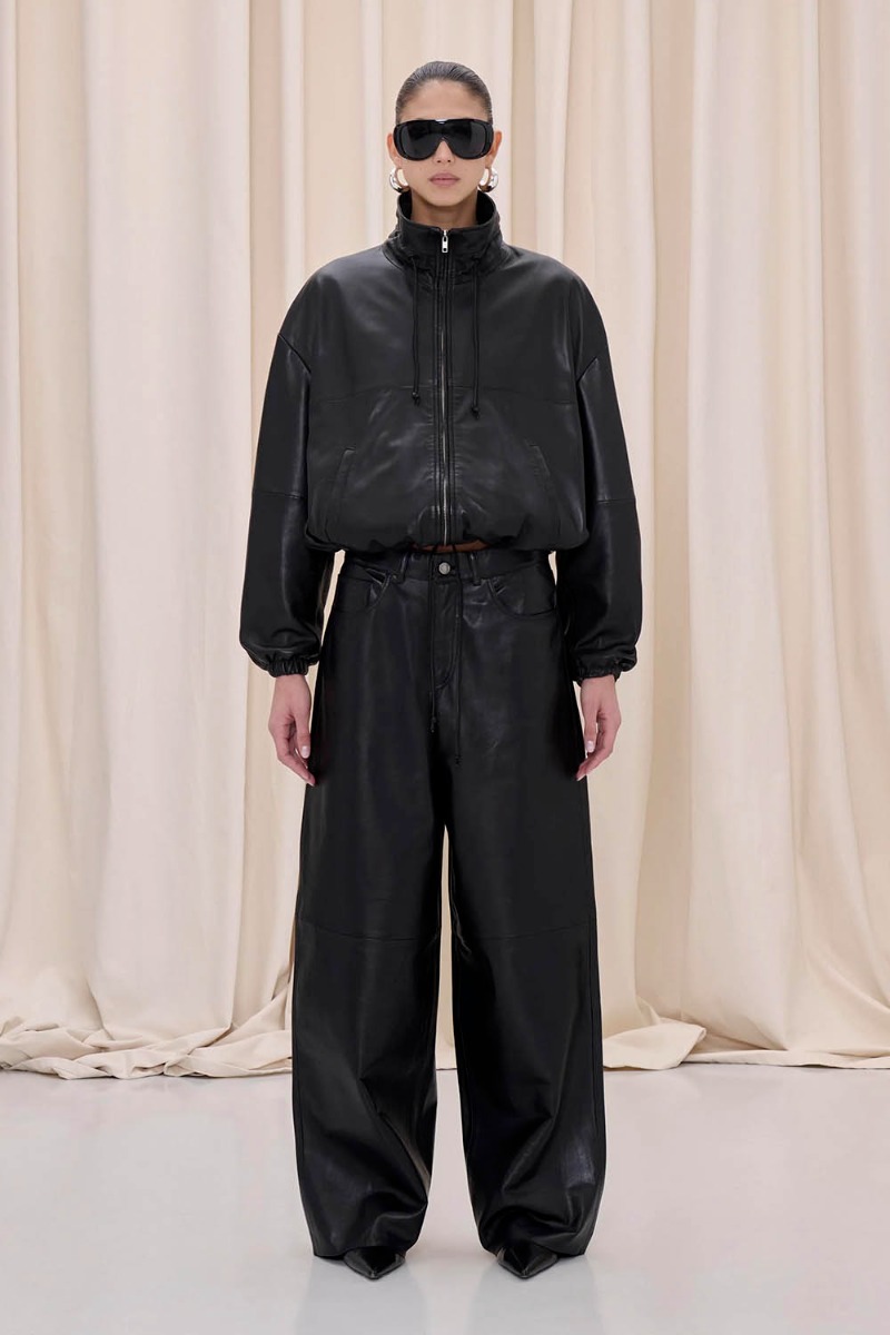 Blouson Jordan Haikure en cuir nappa noir, port&eacute; de face en un jean en cuir noir.