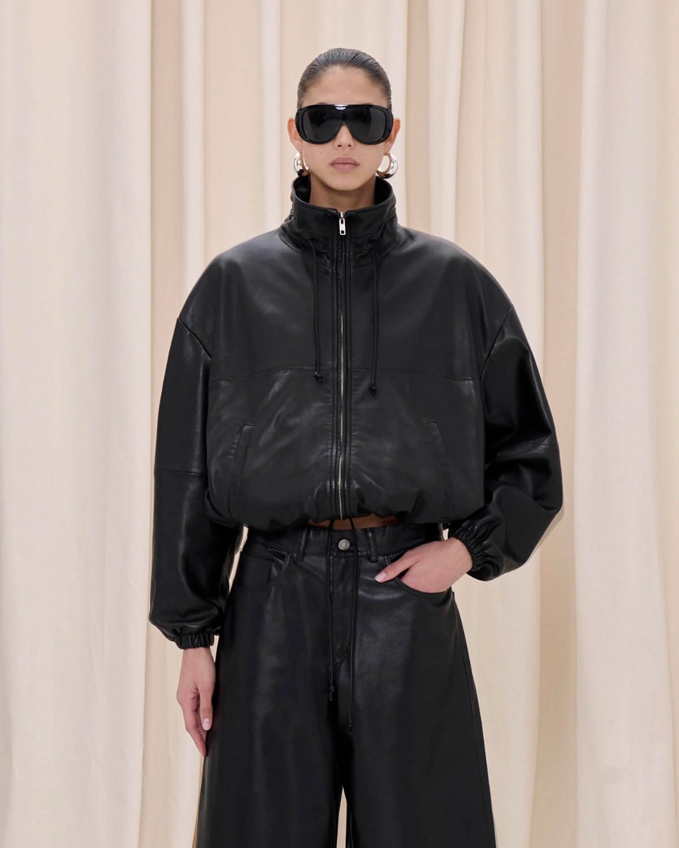 Blouson Jordan Haikure en cuir nappa noir, port&eacute; de face enti&egrave;rement zipp&eacute;. 