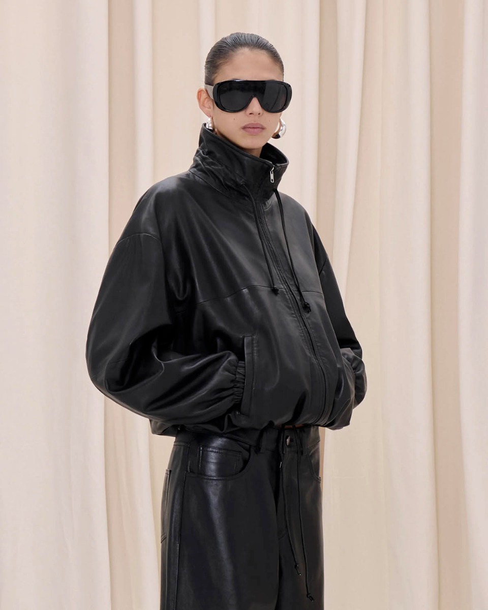 Blouson Jordan Haikure en cuir nappa noir, port&eacute; de profil col montant zipp&eacute;.