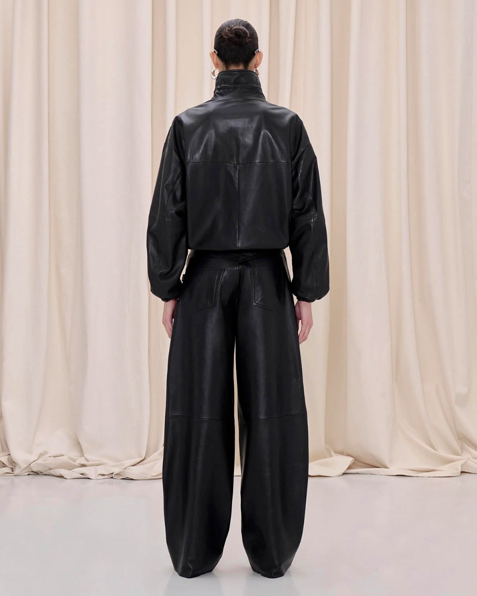 Blouson Jordan Haikure en cuir nappa noir, port&eacute; de dos.