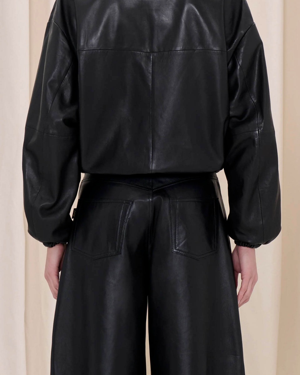 Blouson Jordan Haikure en cuir nappa noir, port&eacute; de dos. D&eacute;tail de la mati&egrave;re. Cuir tr&egrave;s souple.