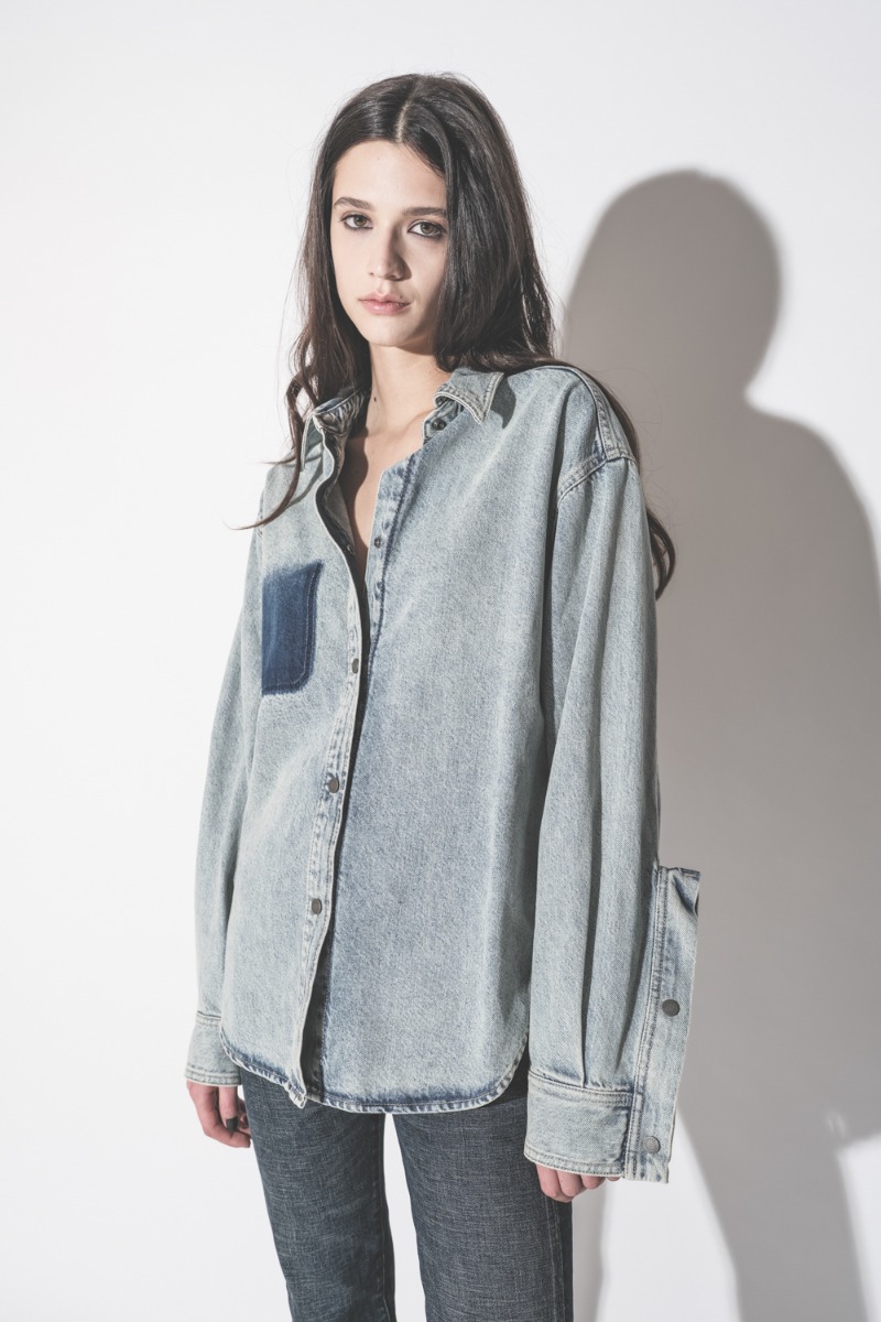 Chemise Bella Haikure en jean bleu neige Authentic Lax, port&eacute;e de profil.