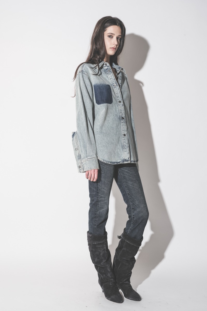 Chemise Bella Haikure en jean bleu neige Authentic Lax, port&eacute;e de profil avec un jean bleu fonc&eacute; R13.