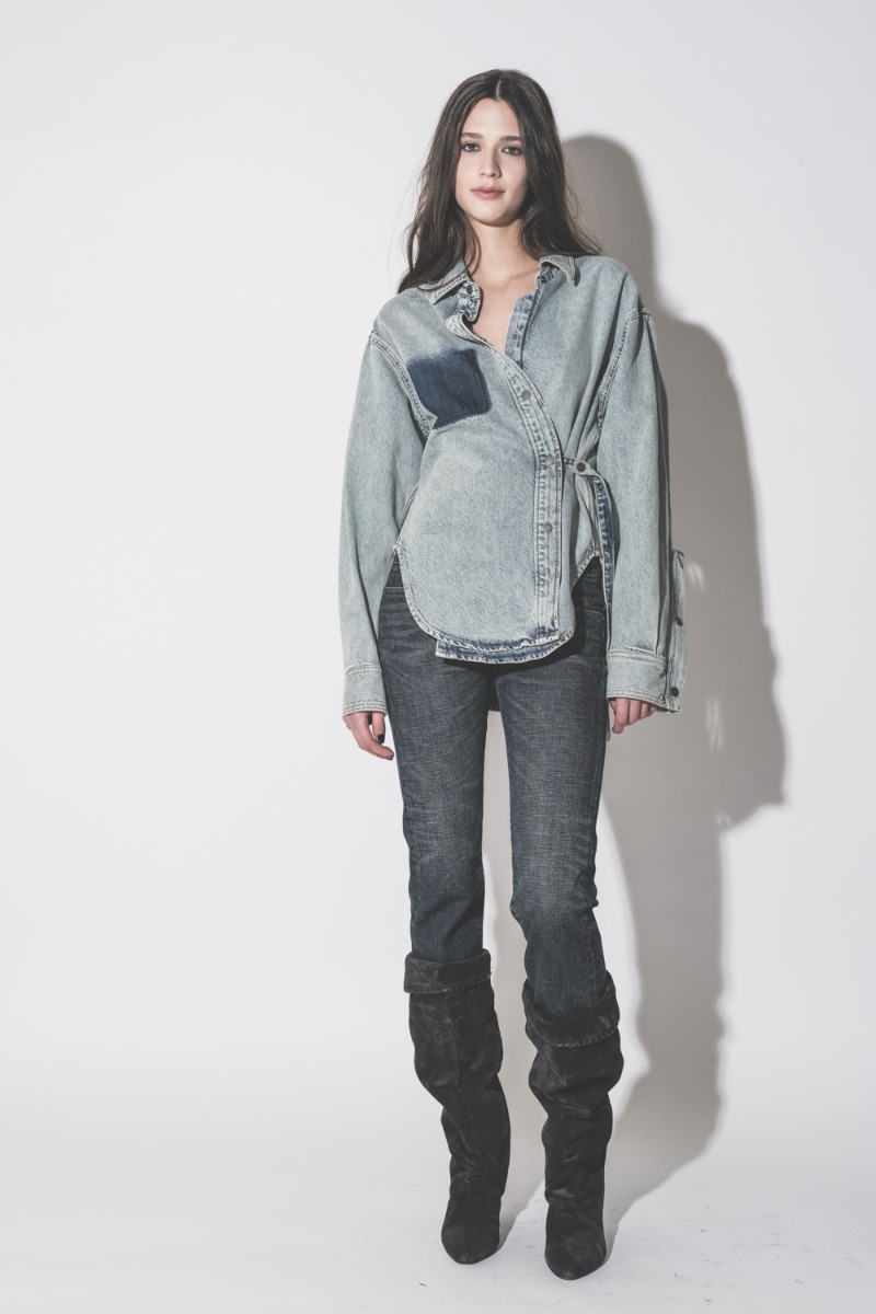 Chemise Bella Haikure en jean bleu neige Authentic Lax, port&eacute;e crois&eacute;e avec un jean Boy Straight R13.