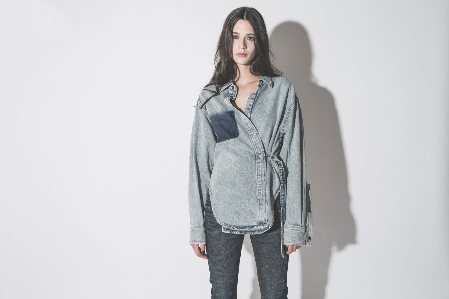 Chemise Bella Haikure en jean bleu neige Authentic Lax, port&eacute;e crois&eacute;e de face. 