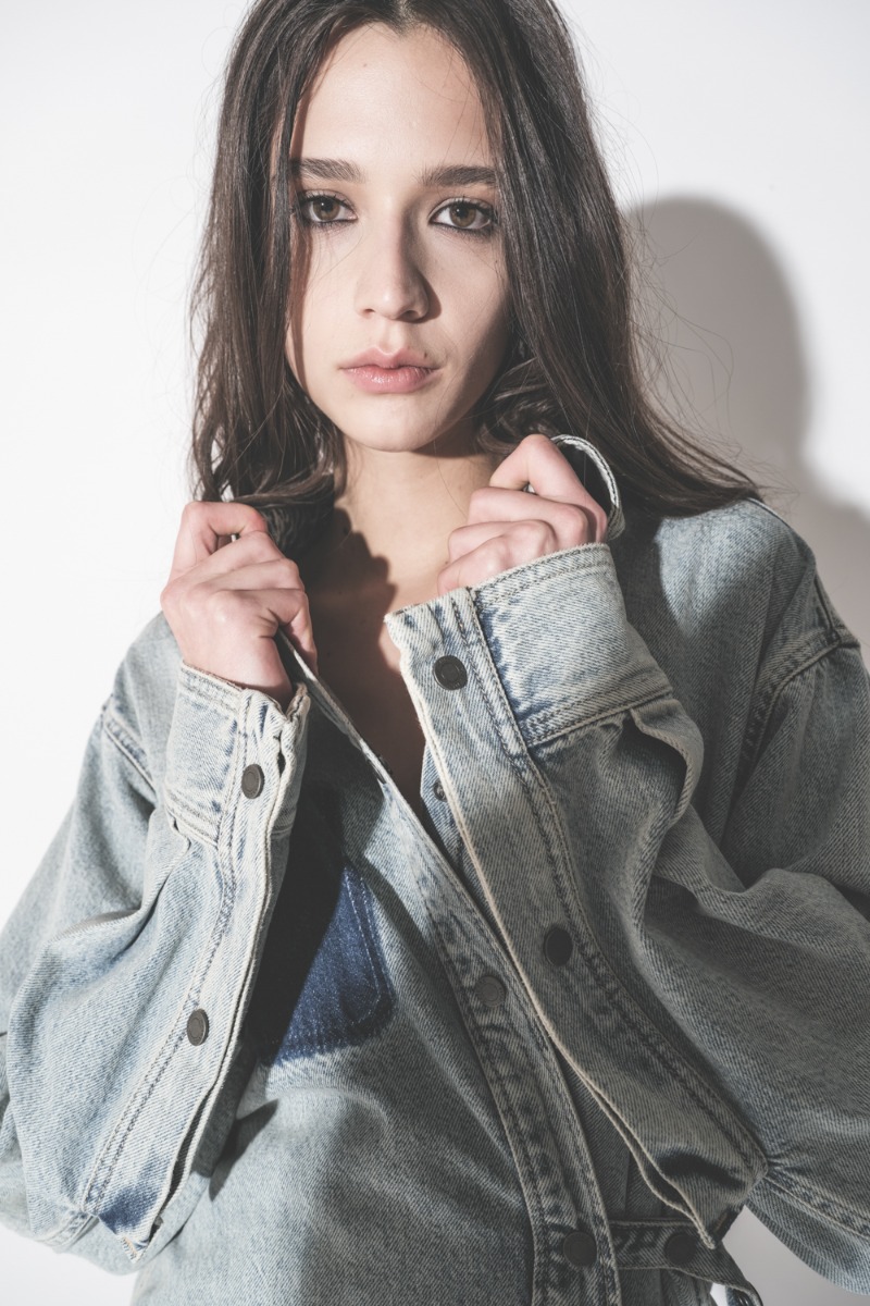 Chemise Bella Haikure en jean bleu neige Authentic Lax, port&eacute;e de face. D&eacute;tail des manches.