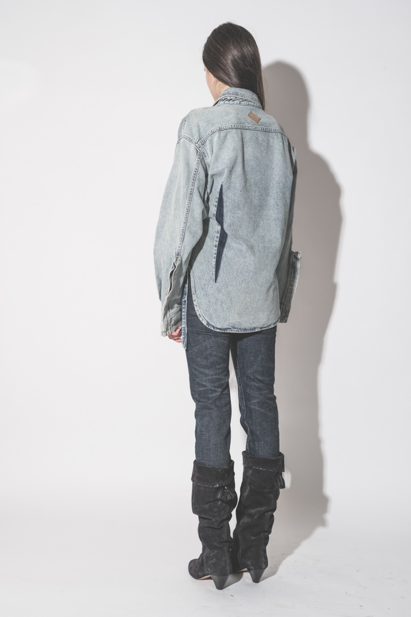 Chemise Bella Haikure en jean bleu neige Authentic Lax, port&eacute;e crois&eacute;e de dos.