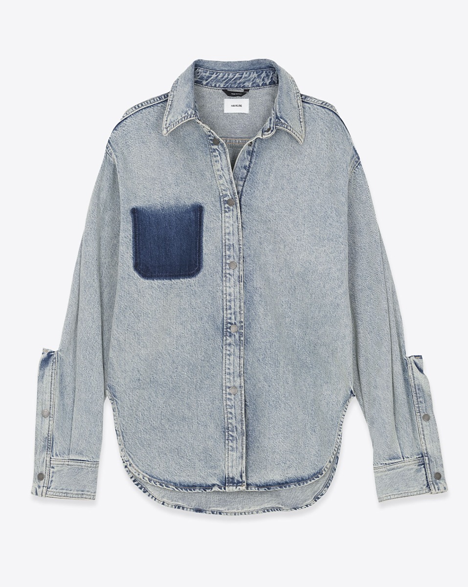 Chemise Bella Haikure en jean bleu neige Authentic Lax. Vue de face. D&eacute;tail du d&eacute;lavage plus fonc&eacute; &agrave; la place de la poche.