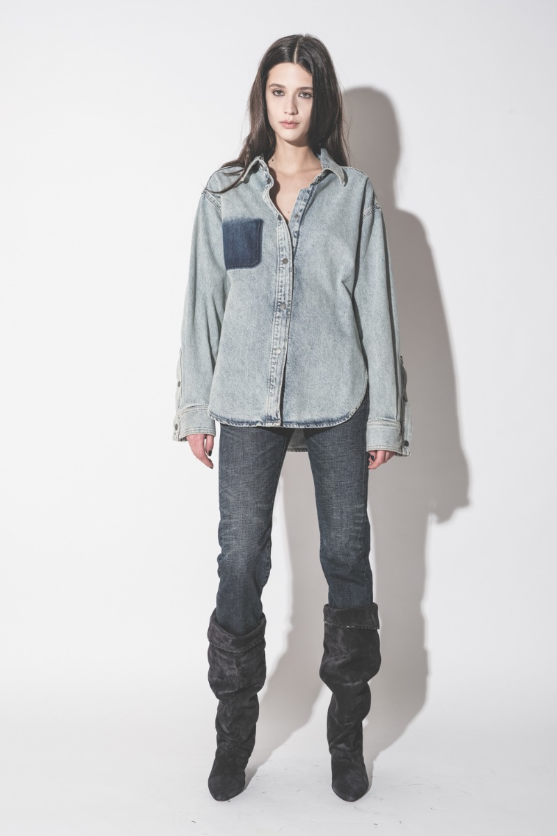 Chemise Bella Haikure en jean bleu neige Authentic Lax, port&eacute;e droite de face.