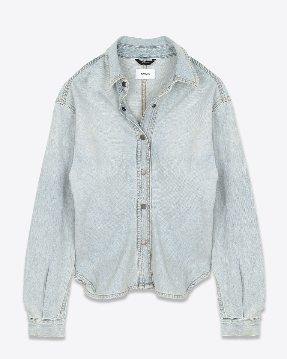 Chemise manches longues cintr&eacute;e Nany Haikure en denim bleu ciel d&eacute;lavage &laquo; Celestial Blue &raquo;. Vue de face.