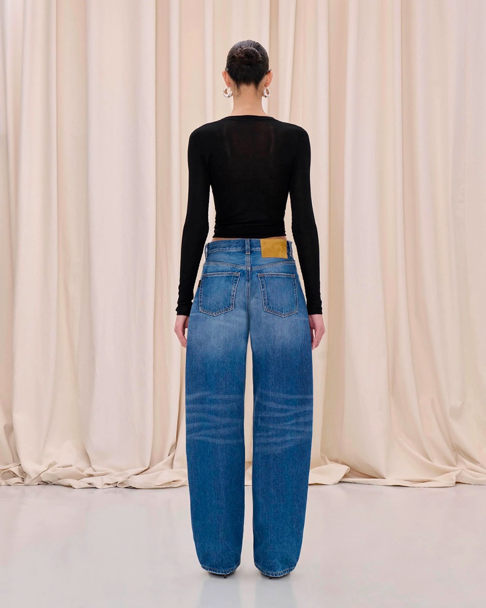 Jean Barrel Bibi Haikure en denim bleu d&eacute;lavage Real Blue, port&eacute; de dos.