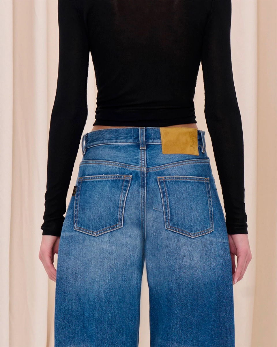 Jean Barrel Bibi Haikure en denim bleu d&eacute;lavage Real Blue. D&eacute;tail des poches arri&egrave;res.