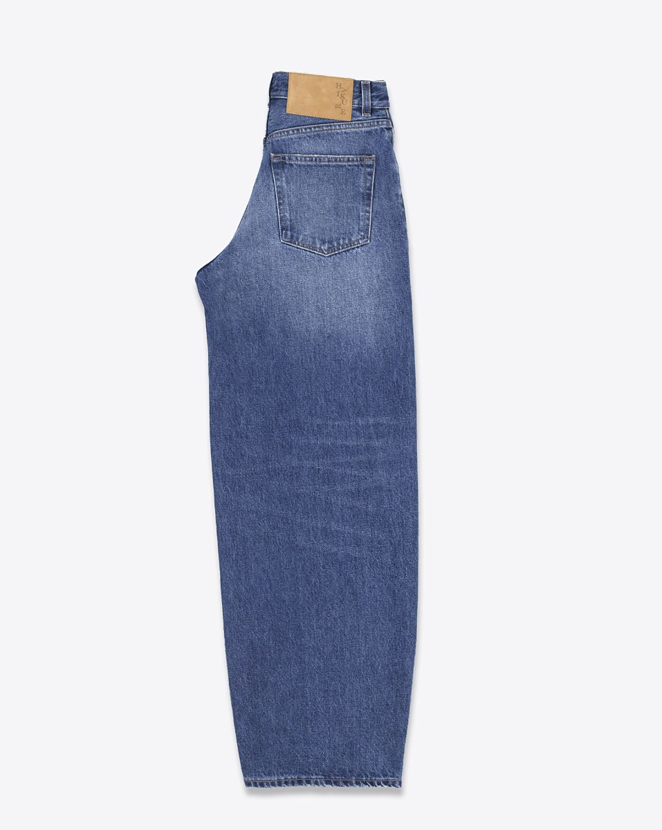 Jean Bethany Haikure en denim bleu d&eacute;lavage Real Blue, port&eacute; de profil.