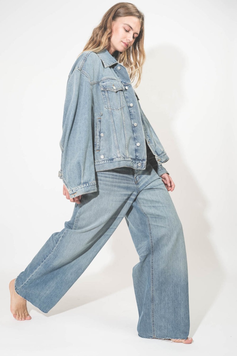 Jean Bethany denim Haikure délavage Ionic blue. Porté de profil.