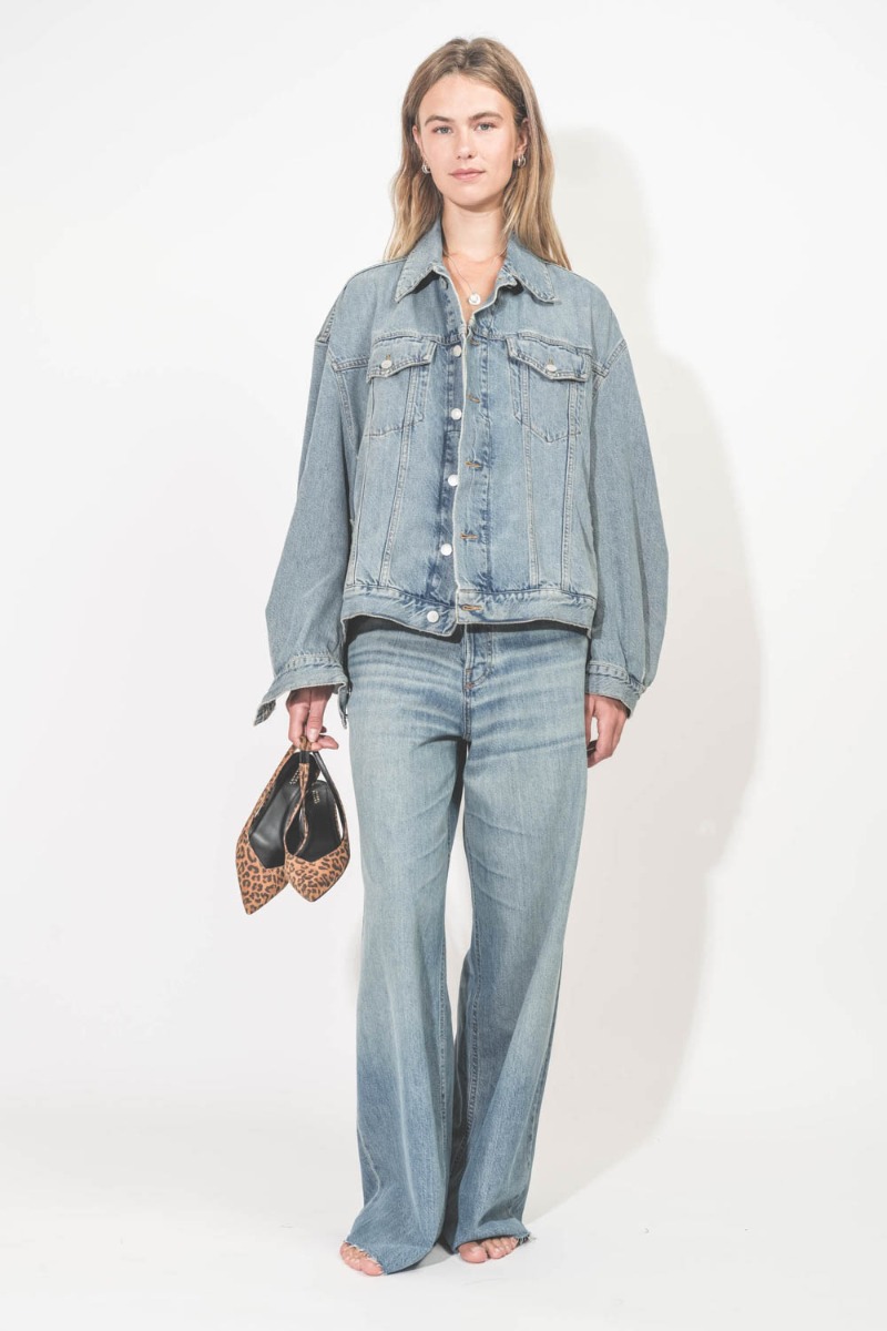 Jean Bethany denim Haikure délavage Ionic blue. Porté de face avec un blouson en denim assorti.