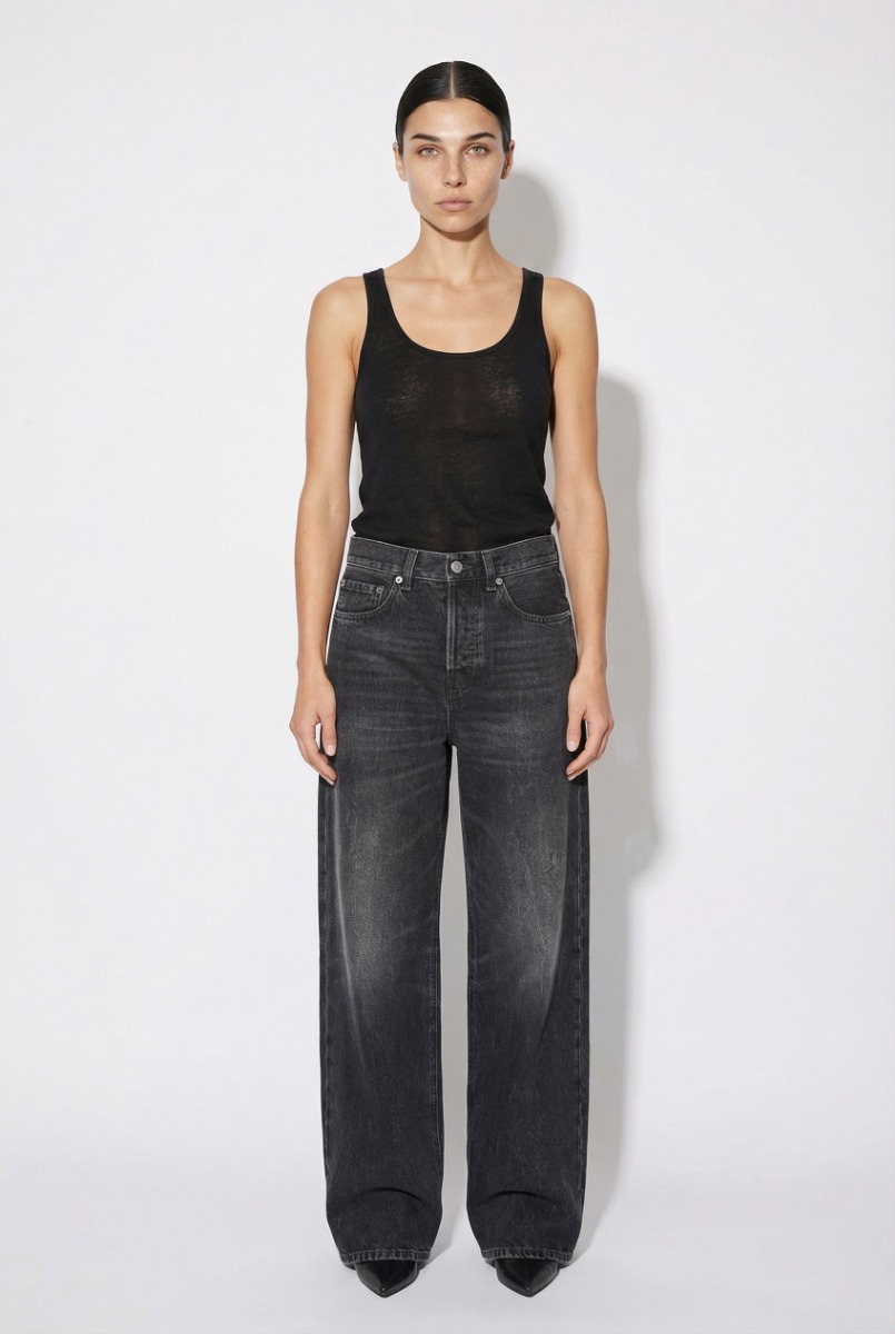 Jean Bethany Haikure en denim noir d&eacute;lav&eacute; d&eacute;lavage &laquo; Authentic Black Wash &raquo;, port&eacute; de face.