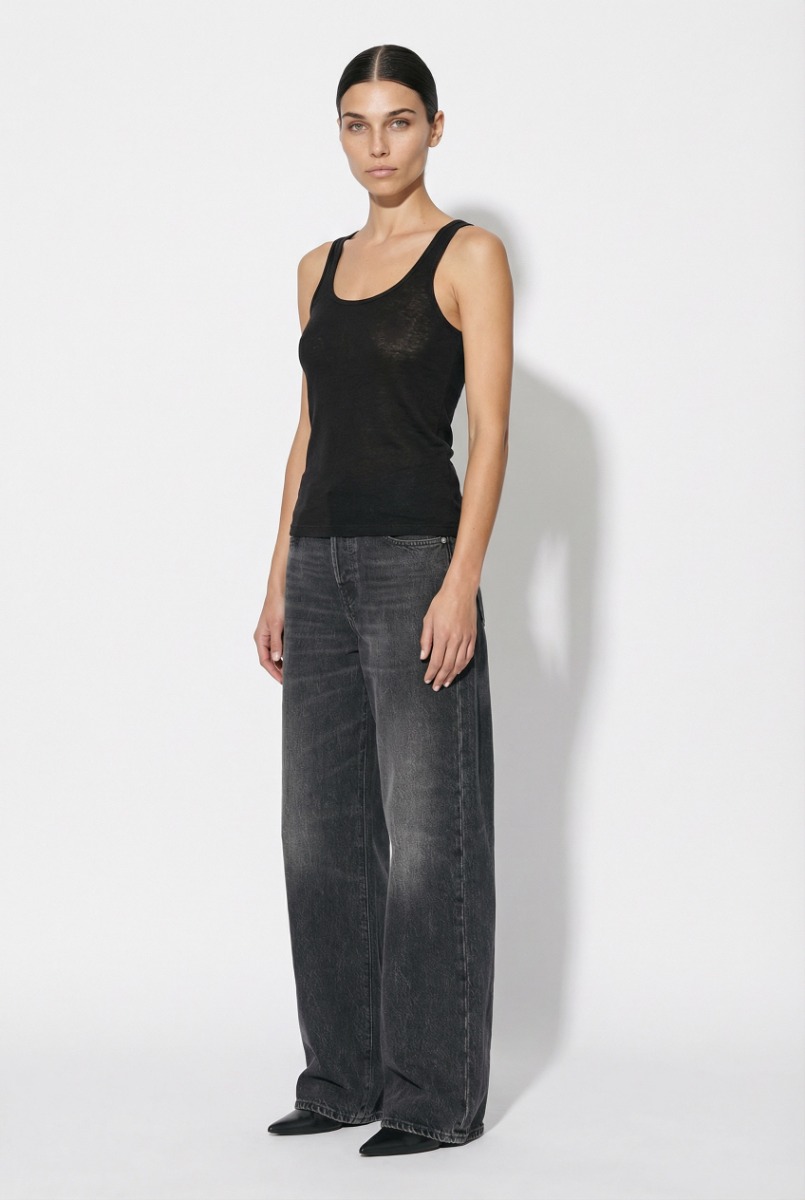 Jean Bethany Haikure en denim noir d&eacute;lav&eacute; d&eacute;lavage &laquo; Authentic Black Wash &raquo;, port&eacute; de profil.